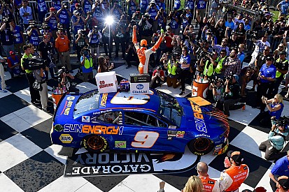 Эллиотт вырвал победу в захватывающей концовке гонки NASCAR