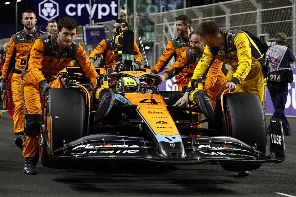 Lando Norris, McLaren MCL60, llega a la parrilla con sus mec&aacute;nicos