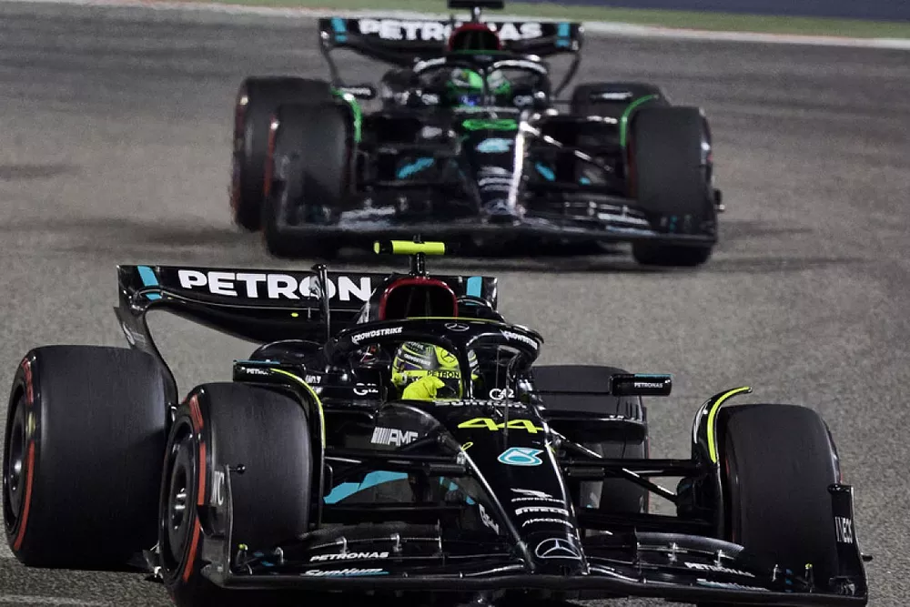 Lewis Hamilton, Mercedes F1 W14, George Russell, Mercedes F1 W14, Fernando Alonso, Aston Martin AMR23