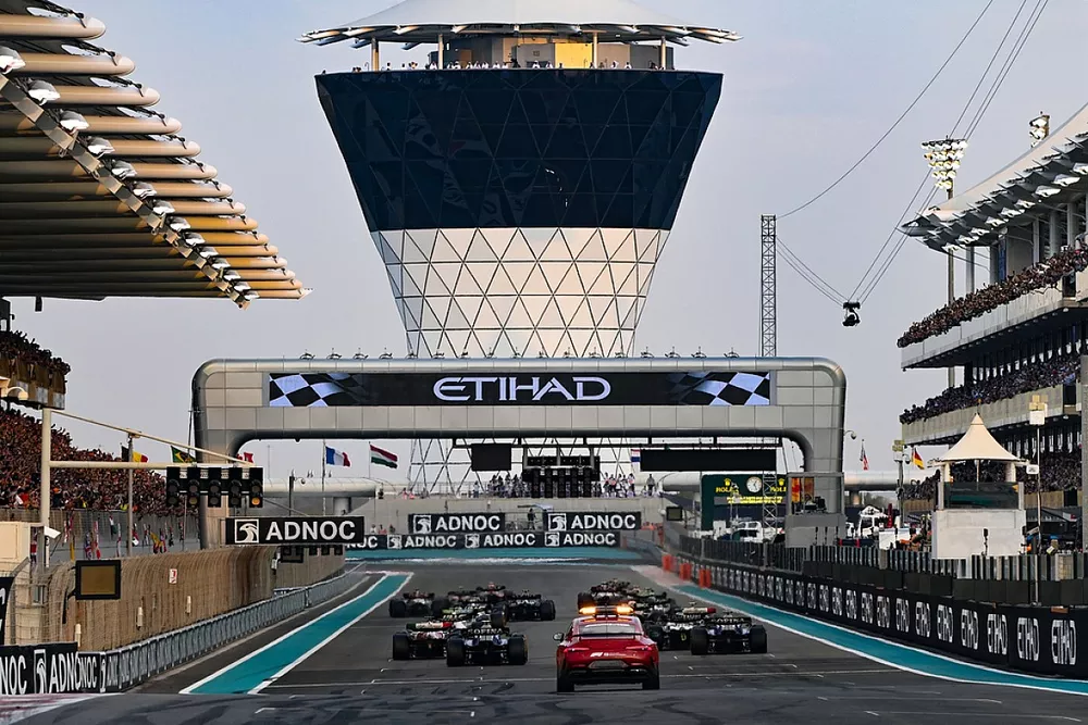 Max Verstappen, Red Bull Racing RB18, Sergio Perez, Red Bull Racing RB18, lead the field toward the first corner at the start