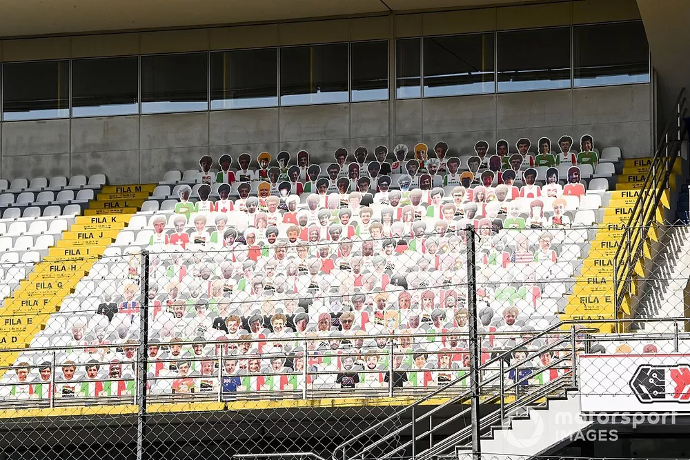 Aficionados falsos en las gradas de Monza