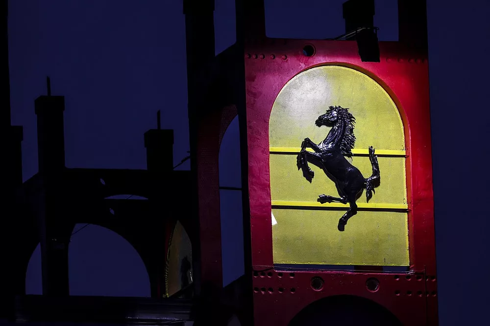 Il logo della Ferrari di notte