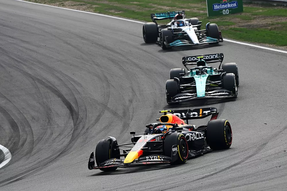 Sergio Perez, Red Bull Racing RB18, Sebastian Vettel, Aston Martin AMR22, George Russell, Mercedes W13