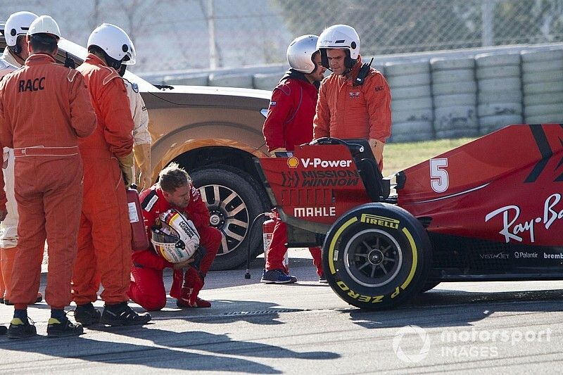 Sebastian Vettel, Ferrari SF1000, se detiene en pista con avería
