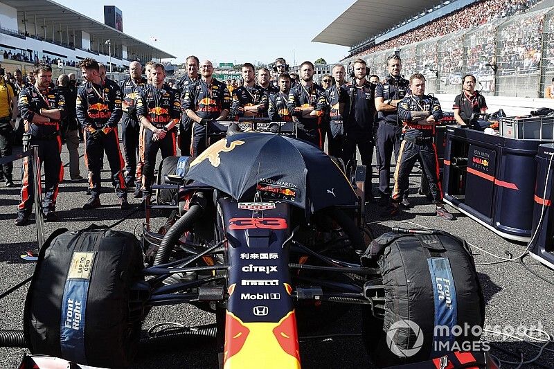 Los mec&aacute;nicos de Max Verstappen, Red Bull Racing RB15