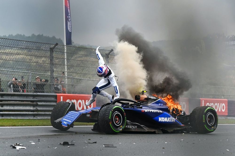 Logan Sargeant, Williams FW46, sale del coche tras el accidente