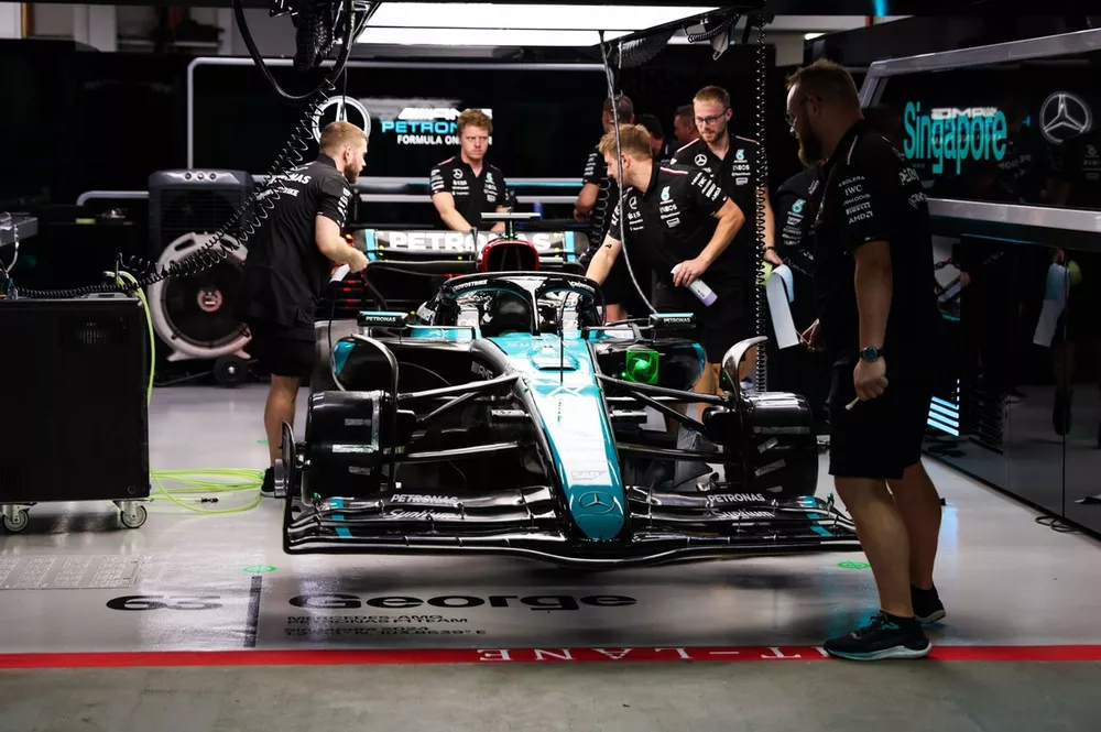 Des m&eacute;caniciens travaillent sur la voiture de George Russell, Mercedes F1 W15