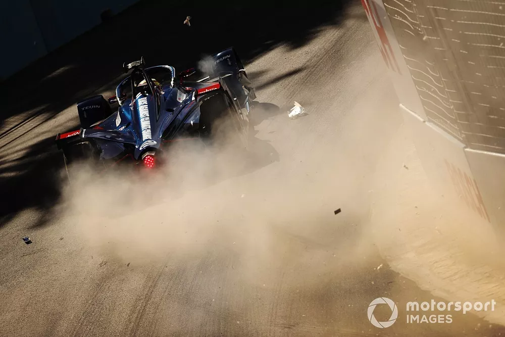 Robin Frijns, Envision Virgin Racing, Audi e-tron FE07, hits the wall