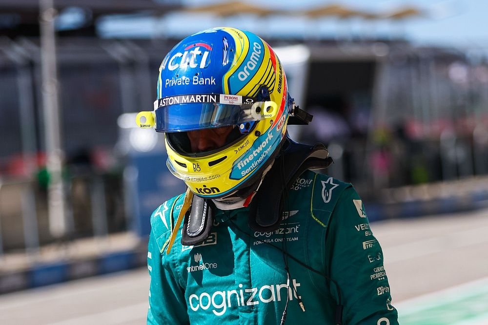 Fernando Alonso, Aston Martin F1 Team, en boxes tras la FP1