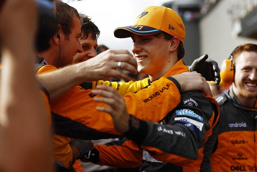 Oscar Piastri, McLaren, 2nd position, celebrates with his team after the Sprint