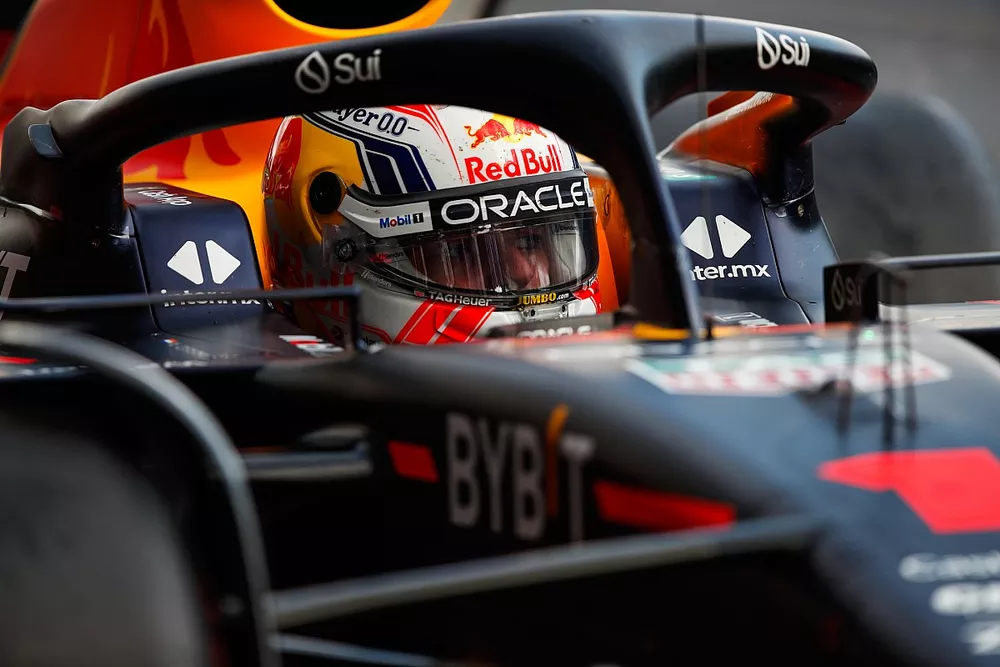 Ganador de la pole Max Verstappen, Red Bull Racing RB19, llega al Parc Ferme