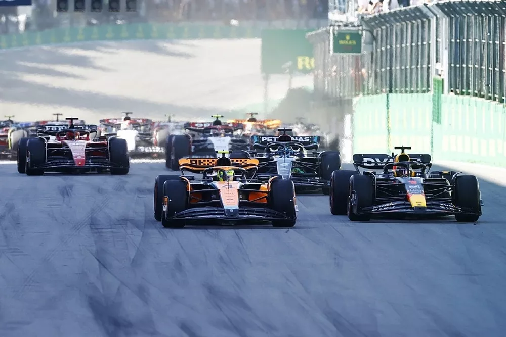 Lando Norris, McLaren MCL60, Max Verstappen, Red Bull Racing RB19, Sergio Perez, Red Bull Racing RB19, George Russell, Mercedes F1 W14, Charles Leclerc, Ferrari SF-23, Lewis Hamilton, Mercedes F1 W14, de rest van het veld bij de start van de Sprintrace