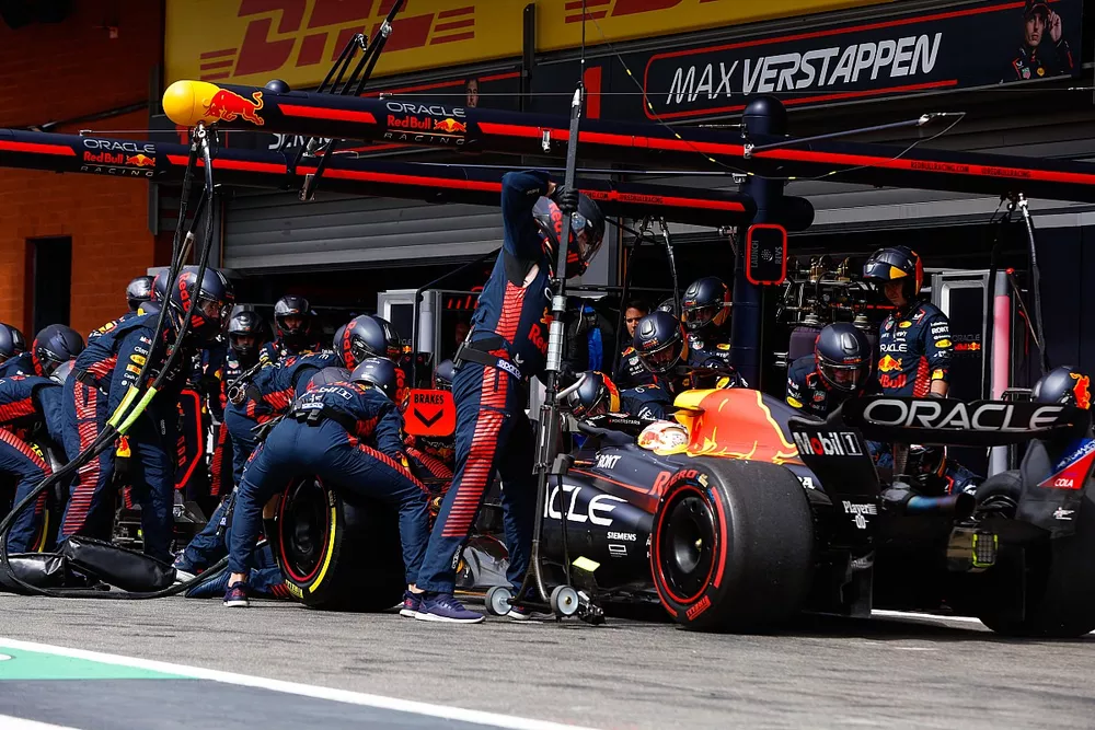Max Verstappen, Red Bull Racing RB19, en boxes