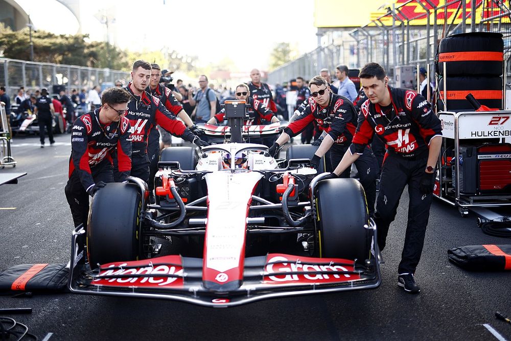 Nico Hulkenberg, Haas VF-23, llega a la parrilla