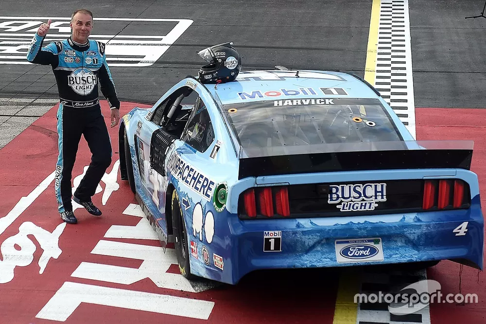Race Winner Kevin Harvick, Stewart-Haas Racing, Ford Mustang
