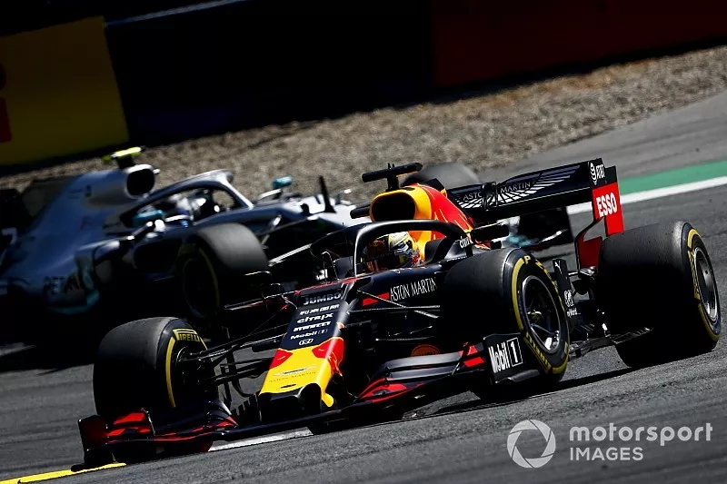 Max Verstappen, Red Bull Racing RB15, devant Valtteri Bottas, Mercedes AMG W10