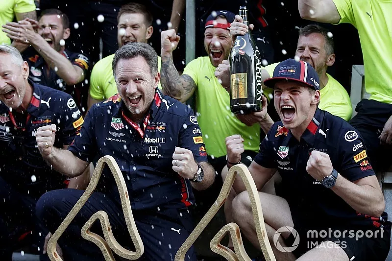 Jonathan Wheatley, Team Manager, Red Bull Racing, Christian Horner, Team Principal, Red Bull Racing, Max Verstappen, Red Bull Racing e il team Red Bull festeggiano la vittoria