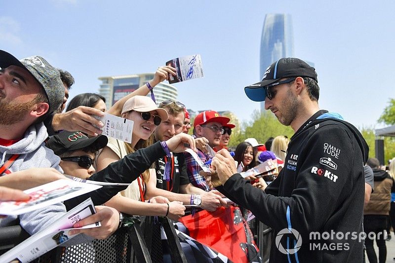 Robert Kubica, Williams Racing signs an autograph for a fan 