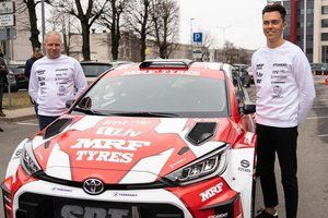 Sesks wsiada w Toyotę