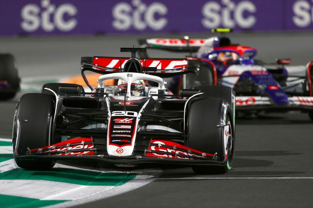 Kevin Magnussen, Haas VF-24, Yuki Tsunoda, RB F1 Team VCARB 01