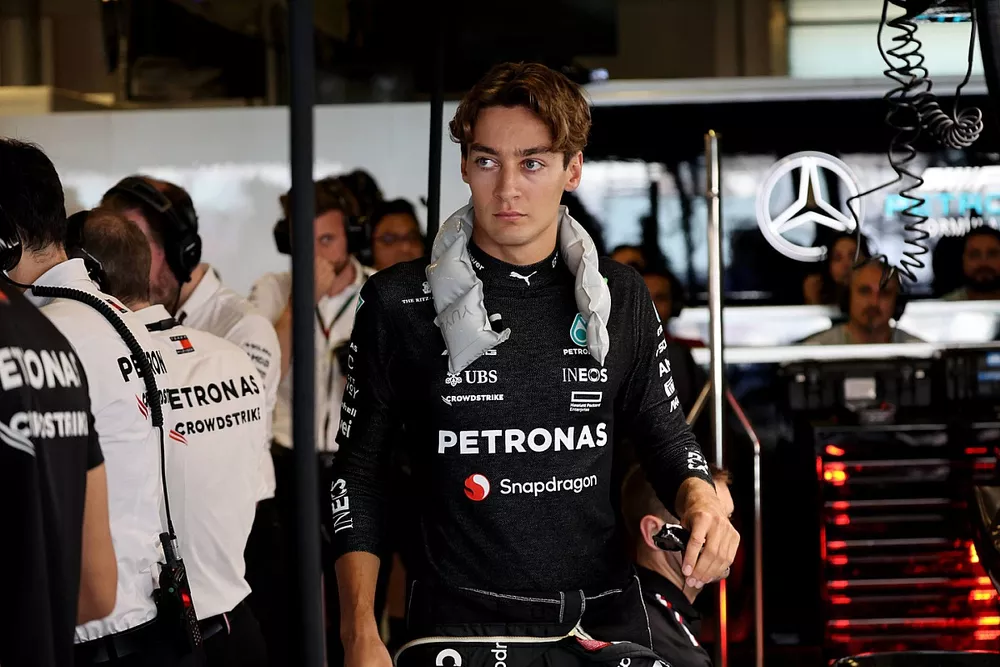 George Russell, Mercedes-AMG, en el garaje 
