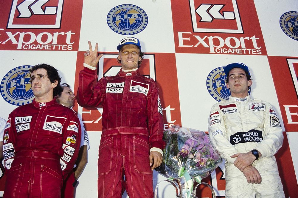 Niki Lauda fia az édesapja híres 1984-es McLarenjének festésével áll