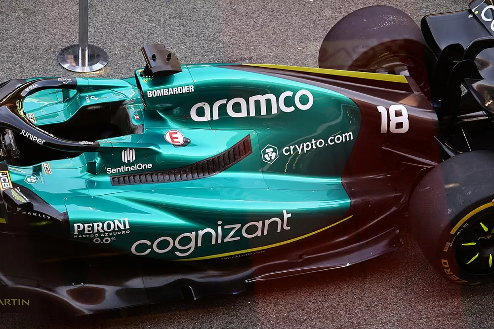 Pontons de l'Aston Martin AMR22