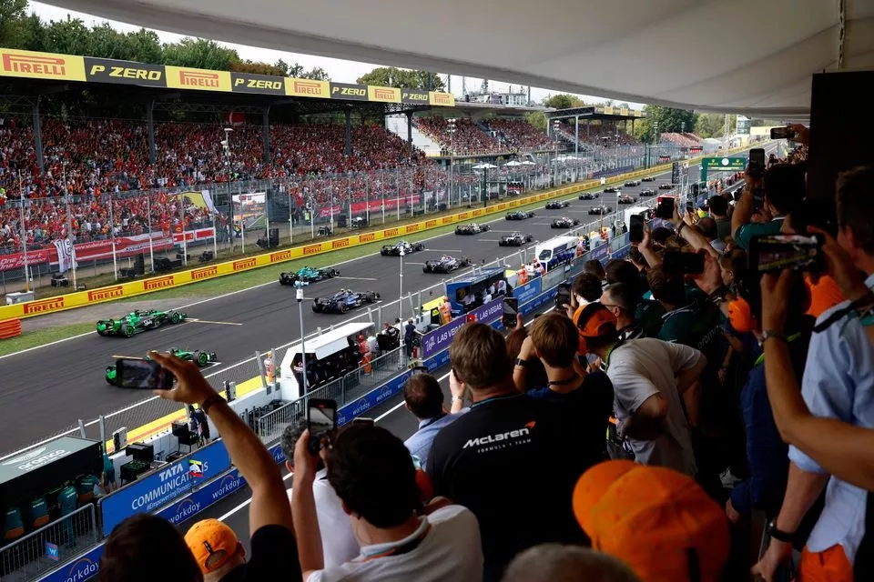 Fans en la salida del GP de Italia