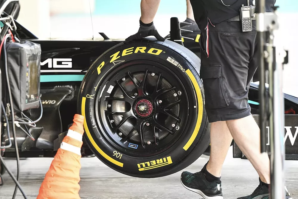 Pirelli tyre on the car George Russell, Mercedes W10 Mule 