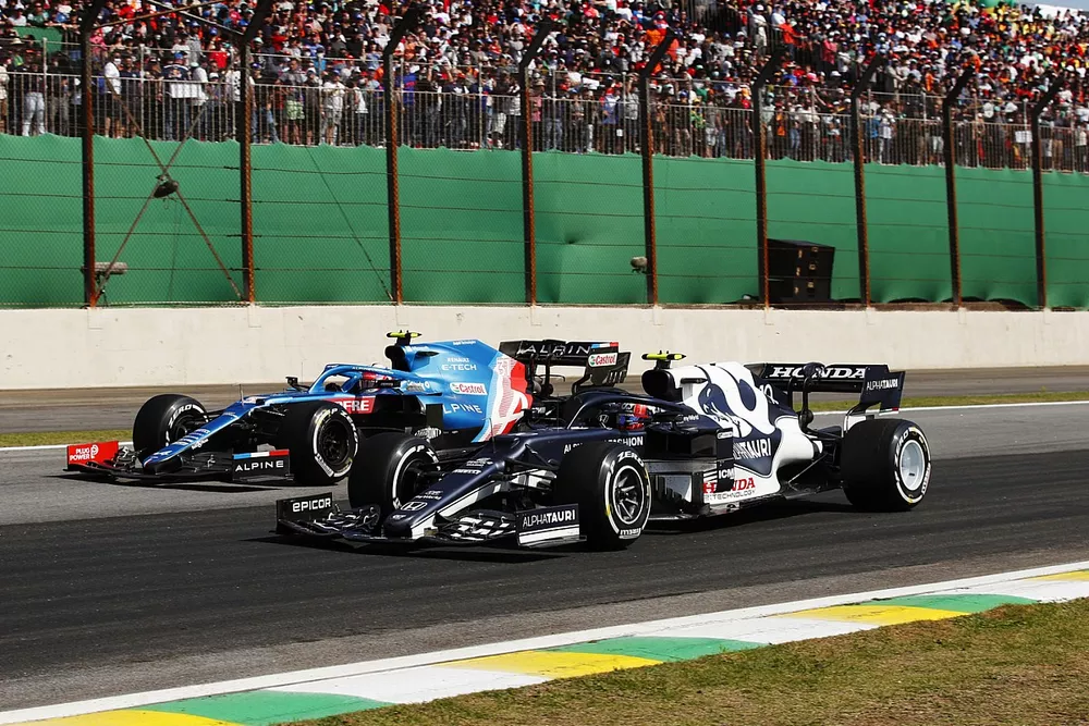 Pierre Gasly, AlphaTauri AT02, battles with Esteban Ocon, Alpine A521