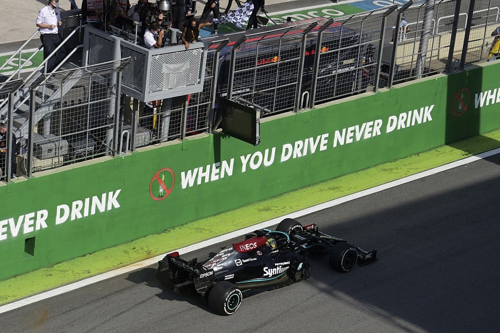 Lewis Hamilton, Mercedes W12, 1ª posición, cruza la línea de meta para ganar