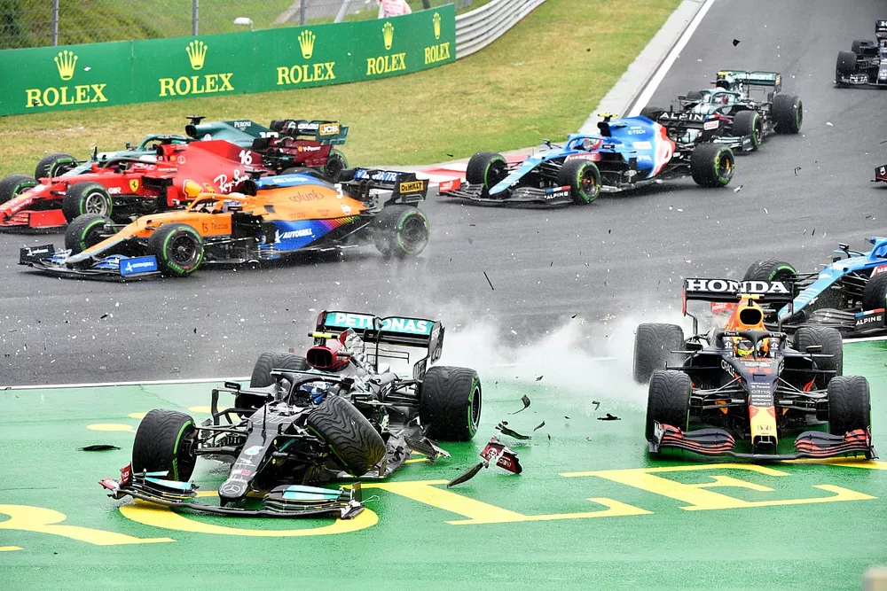 Valtteri Bottas, Mercedes W12, choca con Sergio P&eacute;rez, Red Bull Racing RB16B, en la salida