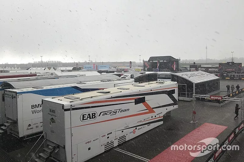 De la neige dans le paddock