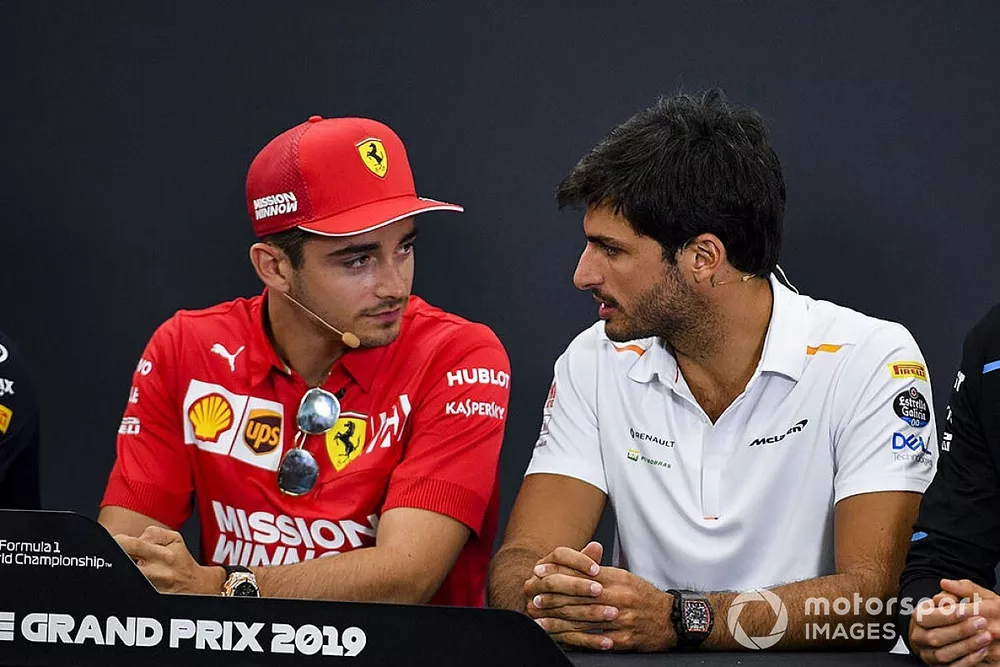 Charles Leclerc, Ferrari, Carlos Sainz Jr., McLaren y George Russell, Williams Racing en la Conferencia de Prensa
