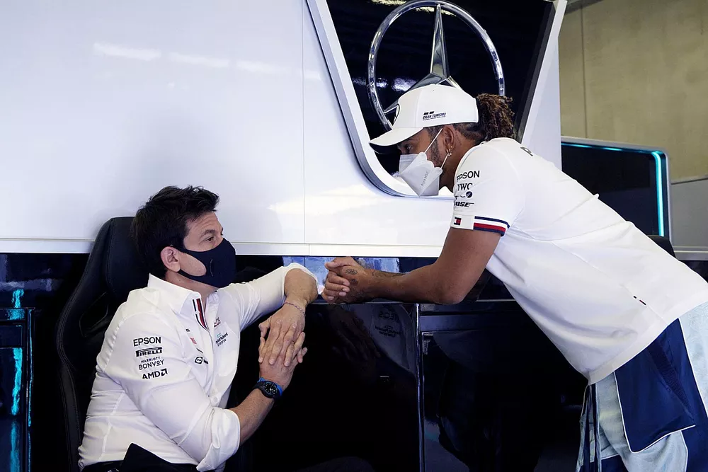 Lewis Hamilton, Mercedes, con Toto Wolff, director del equipo y consejero delegado de Mercedes AMG