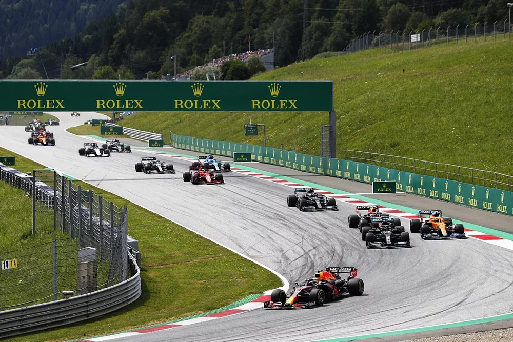 Max Verstappen, Red Bull Racing RB16B, Lewis Hamilton, Mercedes W12, Lando Norris, McLaren MCL35M, Sergio Perez, Red Bull Racing RB16B, Valtteri Bottas, Mercedes W12, and the rest of the field on the opening lap