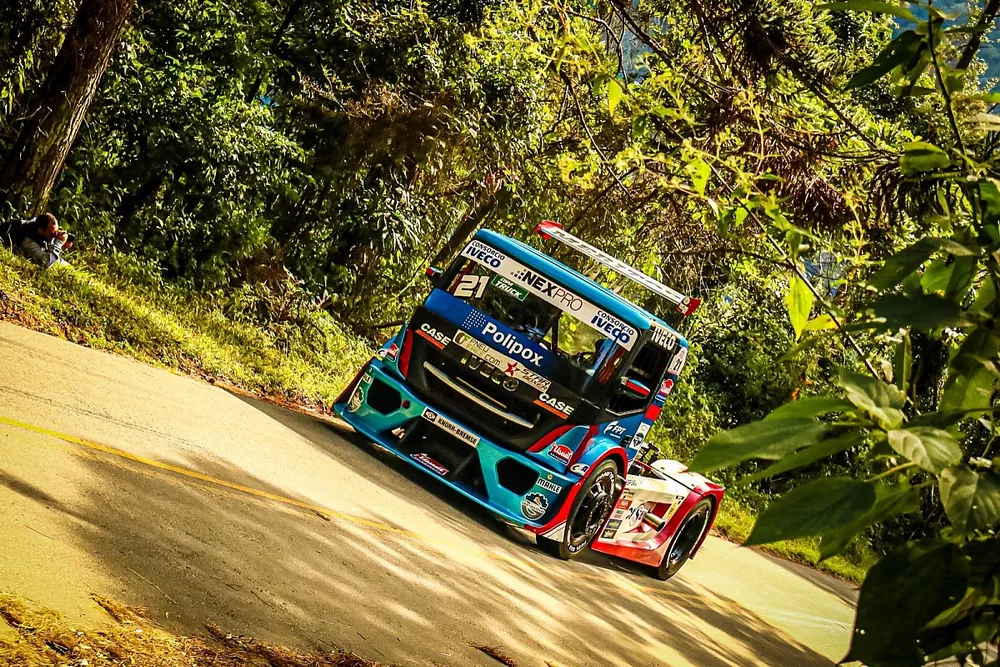 Equipe Usual Racing na subida de montanhas