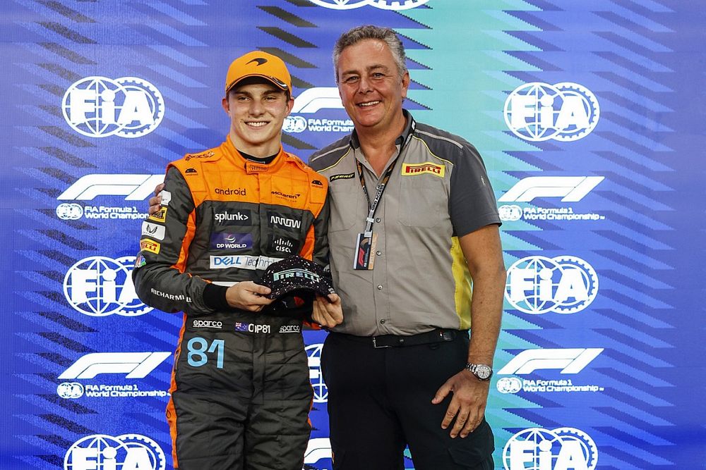 El ganador de la pole Sprint, Oscar Piastri, McLaren, recibe su gorra Pirelli de manos de Mario Isola, Racing Manager, Pirelli Motorsport.