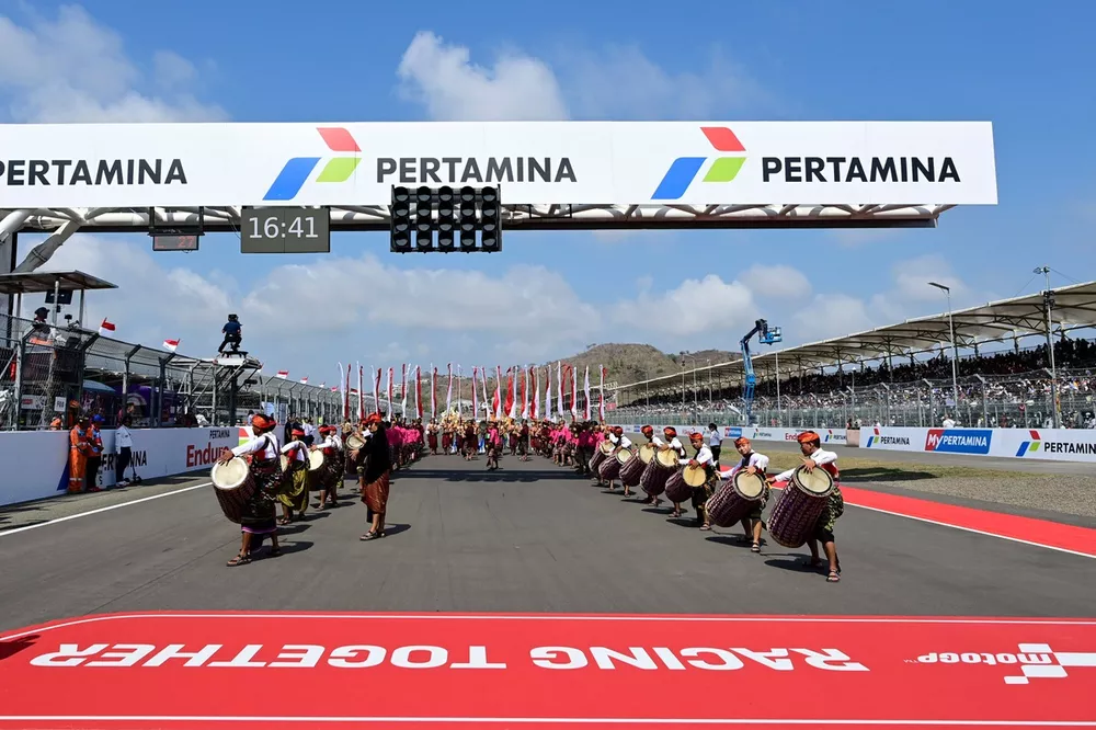 Traditional show on start grid