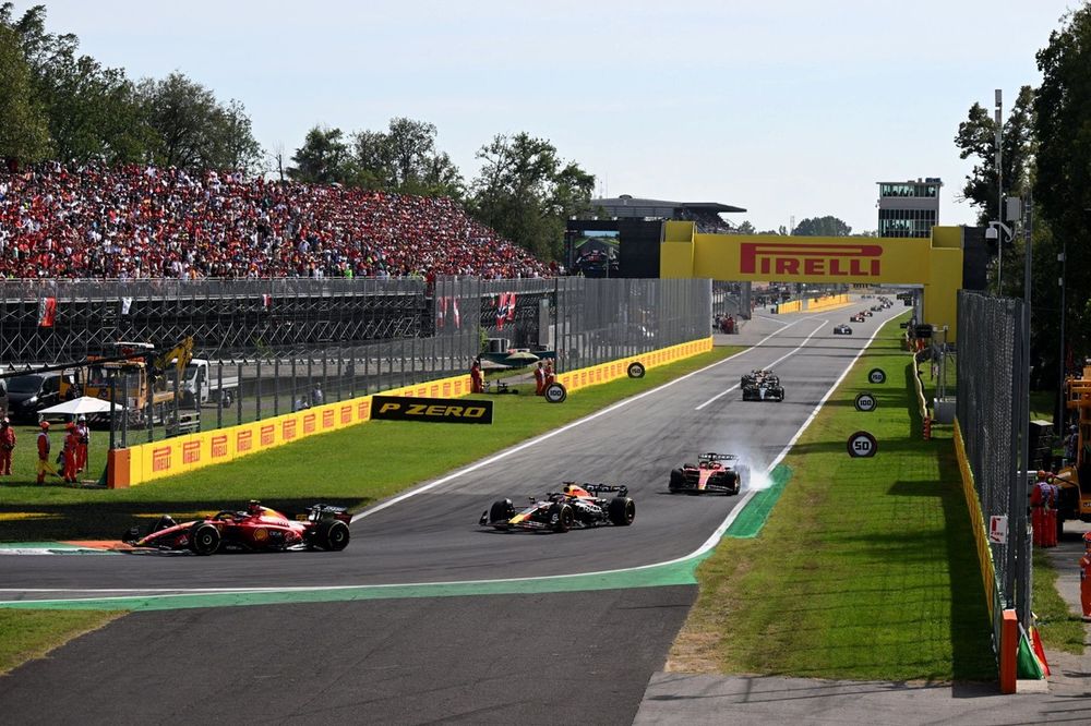 Carlos Sainz, Ferrari SF-23, Max Verstappen, Red Bull Racing RB19, Charles Leclerc, Ferrari SF-23