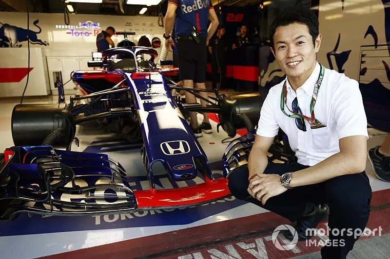 Le champion de Super Formula, Naoki Yamamoto pose &agrave; c&ocirc;t&eacute; de la Toro Rosso STR13
