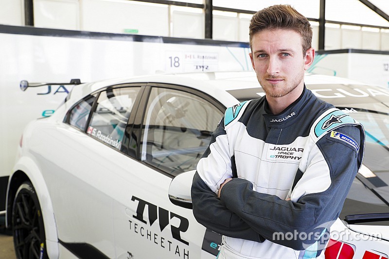 Легендарний бренд TWR відродився в електричних перегонах Jaguar I-PACE eTrophy!
