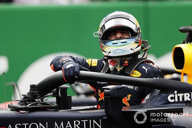 Ganador de la pole Daniel Ricciardo, Red Bull Racing en Parc Ferme 