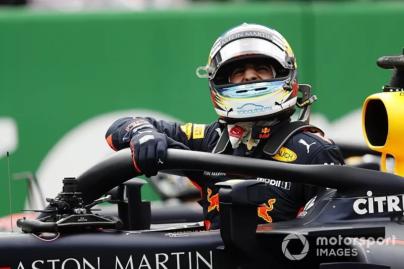Ganador de la pole Daniel Ricciardo, Red Bull Racing en Parc Ferme 