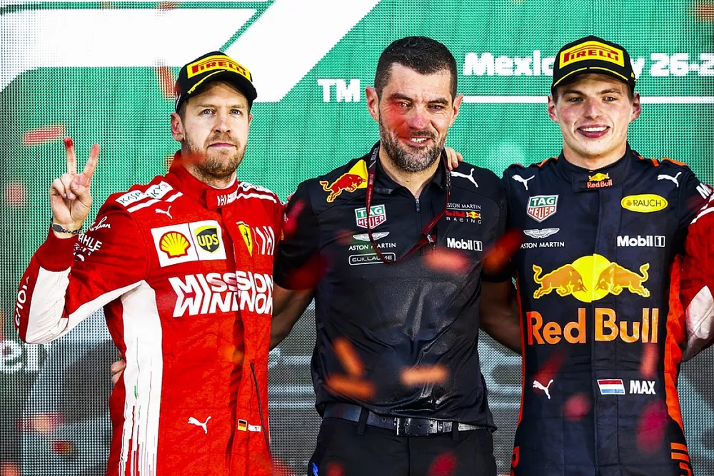 Podio: segundo lugar Sebastian Vettel, Ferrari, Guillaume Rocquelin, jefe de Ingenier&iacute;a de Carrera, Red Bull Racing, ganador de la carrera Max Verstappen, Red Bull Racing, y tercer lugar Kimi Raikkonen, Ferrari