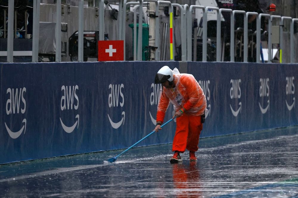 Un comisario retira agua del pitlane