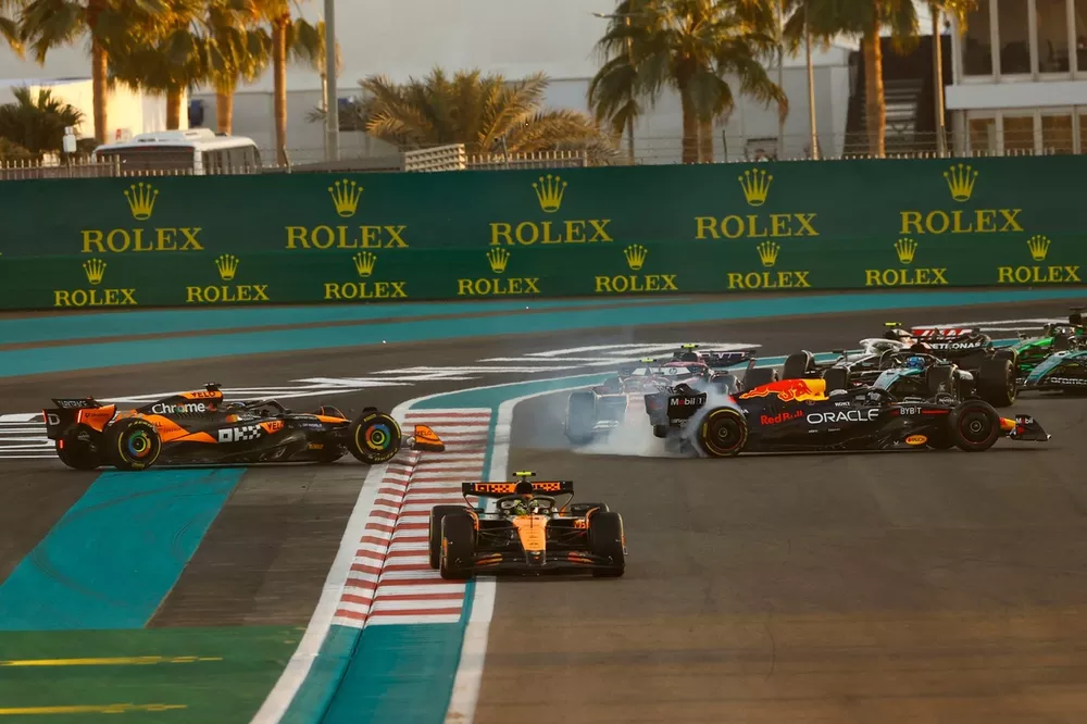 Oscar Piastri, McLaren MCL38 e Max Verstappen, Red Bull Racing RB20 si scontrano in curva causando un testacoda a vicenda