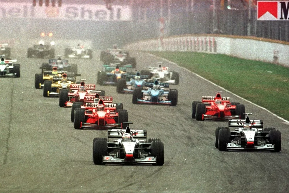 David Coulthard et Mika Hakkinen, McLaren MP4/13 Mercedes-Benz, en t&ecirc;te au d&eacute;part