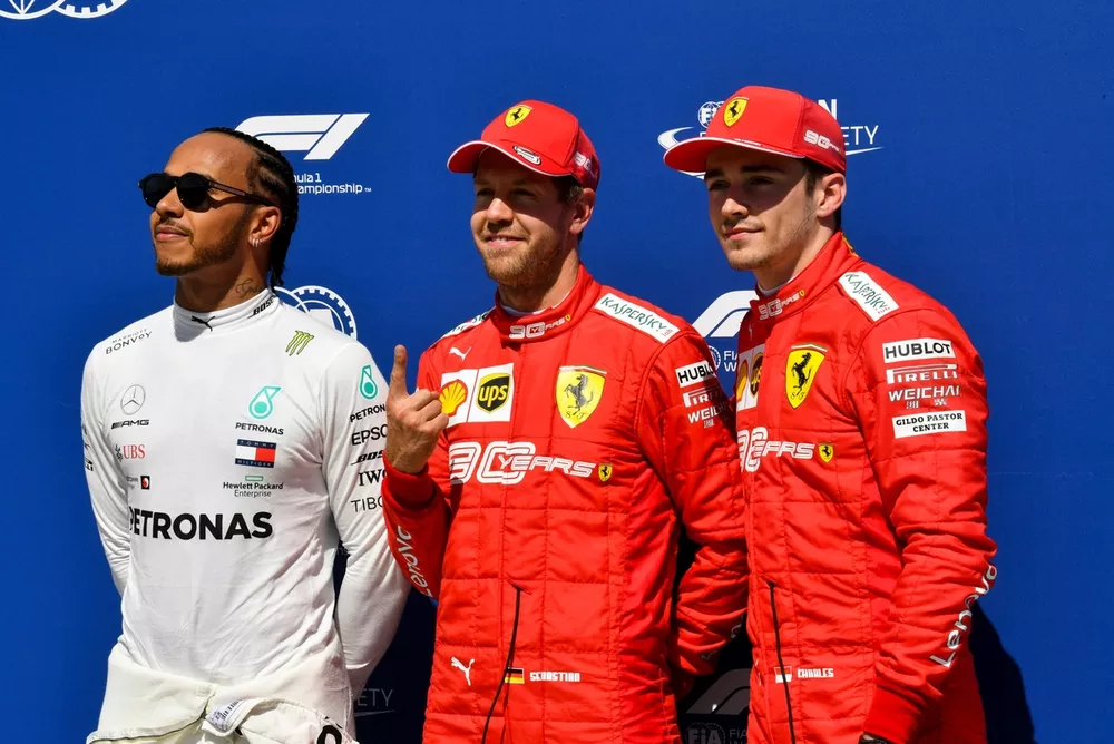 İlk &uuml;&ccedil; sırayı alan Lewis Hamilton, Mercedes AMG F1, pole adamı Sebastian Vettel, Ferrari ve Charles Leclerc, Ferrari
