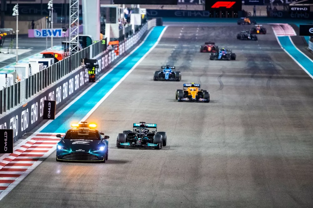 Le Safety Car devant Lewis Hamilton, Mercedes W12, Lando Norris, McLaren MCL35M, Fernando Alonso, Alpine A521, et le reste du peloton